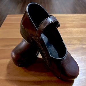 Dansko maroon clogs size 38 like new - gone this week, make me an offer
